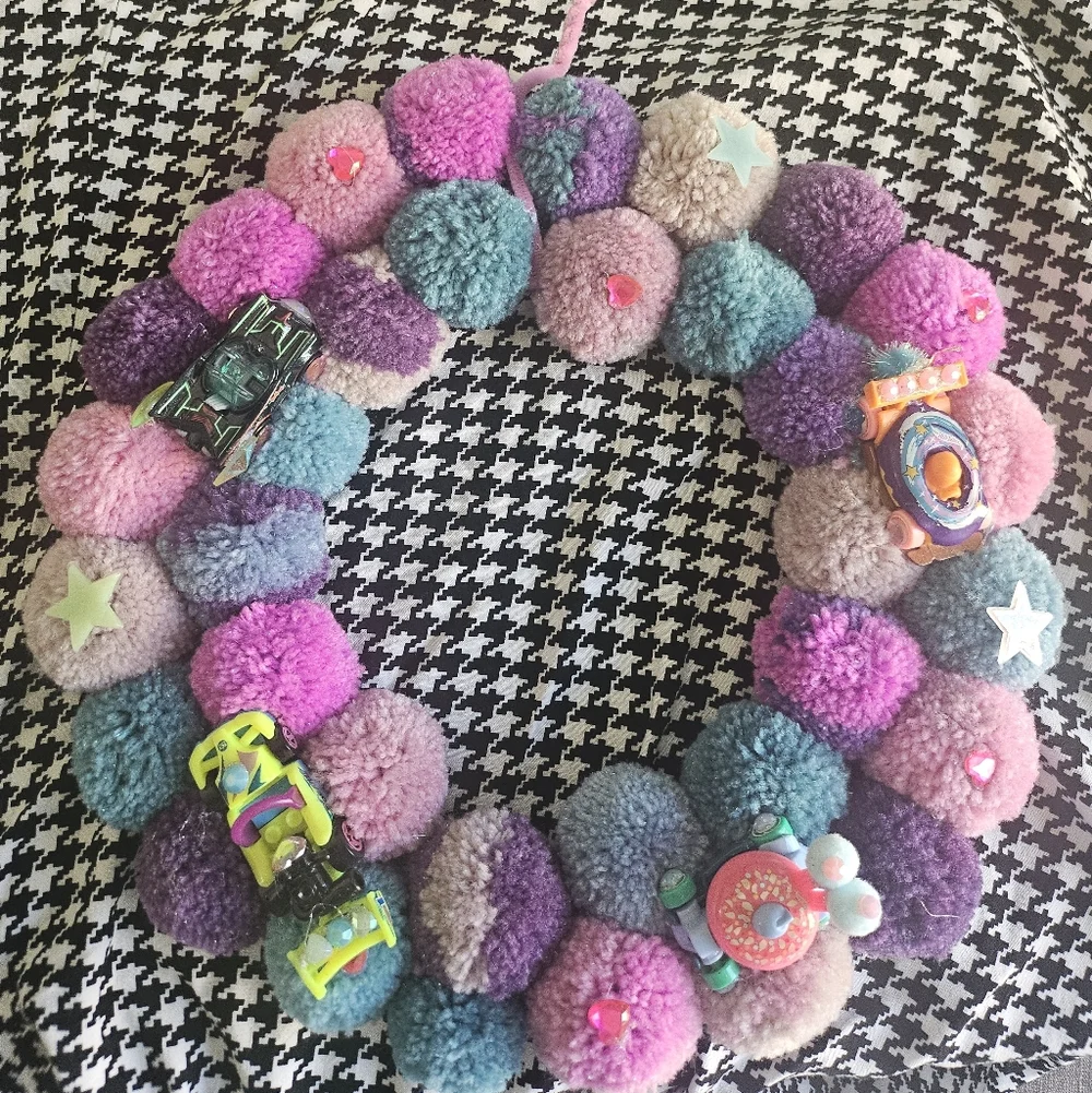 Hot Wheels Colorful Pom Pom Wreath with Toy Accents